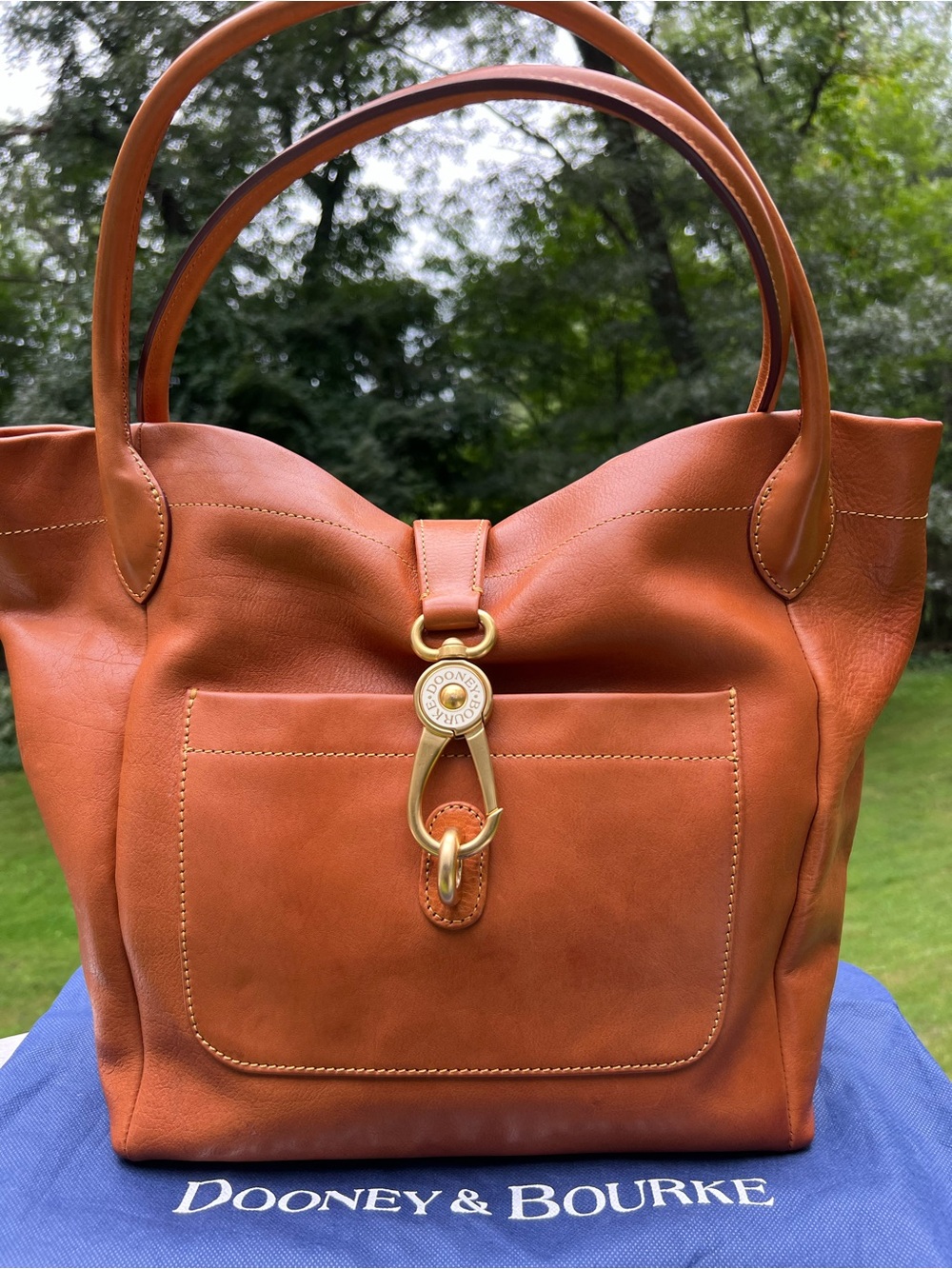 DOONEY AND BOURKE FLORENTINE
LEATHER LOGO LOCK TOTE